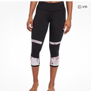 NEW CALIA by Carrie Underwood Black Essential Midrise Capri Leggings Floral